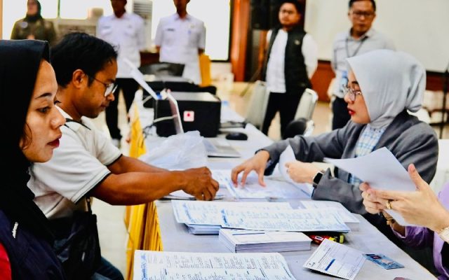 bantuan pedagang terdampak penertiban Ciater