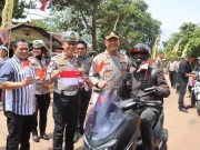 Polres Subang Bagikan Bendera Merah Putih Sambut HUT ke-80 RI Polres Subang bagikan bendera Merah Putih