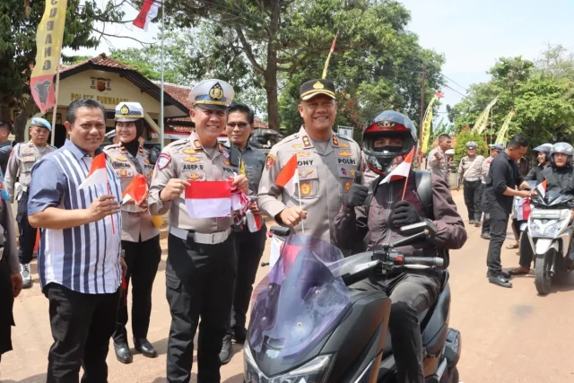Polres Subang bagikan bendera Merah Putih