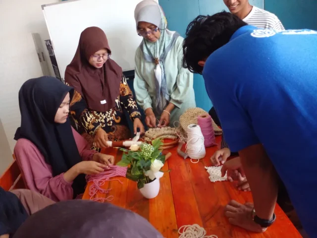 Desi Diana mantan TKI Subang guru bahasa asing dan pengrajin makrame