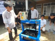 Dosen POLSUB Ubah Sampah Plastik Jadi Batako Ramah Lingkungan di Subang Inovasi batako plastik POLSUB