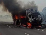 Ribuan Paket Online Ludes, Truk Ekspedisi Terbakar di Tol Cipali Subang Truk ekspedisi terbakar Tol Cipali