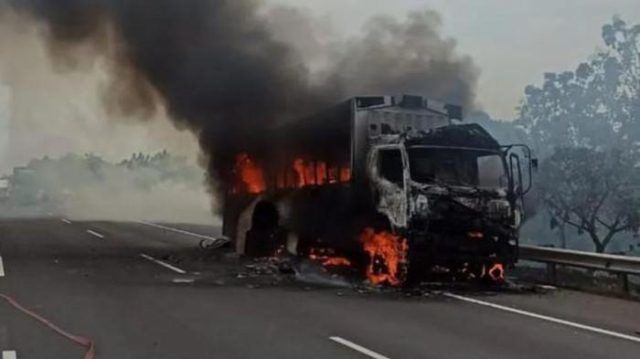 Truk ekspedisi terbakar Tol Cipali