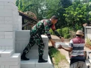 TNI dan Warga Gandasari Gotong Royong Bangun Madrasah Diniyah di Subang Karya bakti TNI Subang
