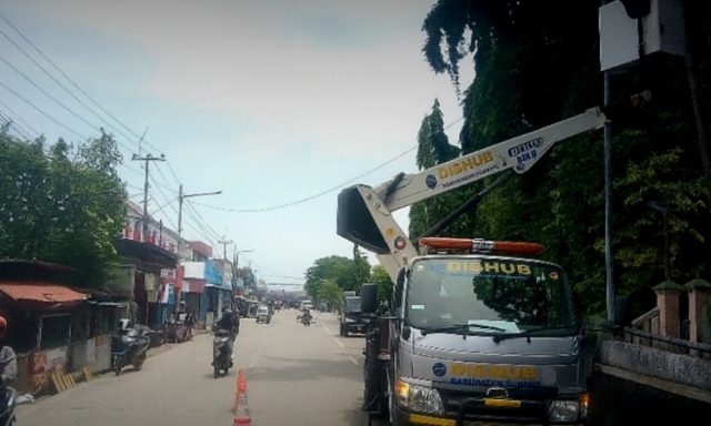 Dishub-benerin-pju perbaikan lampu jalan Subang