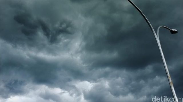 ilustrasi-awan-hitam-dikhy-sasra-1761713842219_169 busa hitam di langit Subang