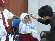 Ega Anjani Pantau Pemeriksaan Mata Pelajar Subang, Bagikan 1000 Kacamata Gratis pemeriksaan mata pelajar Subang