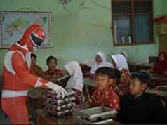 Petugas MBG Subang Kenakan Kostum Power Ranger, Murid SD Sambut dengan Sorak Histeris MBG Subang kostum power ranger