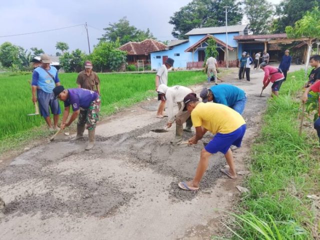 Warga Sukarandeg perbaiki jalan rusak