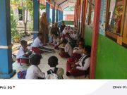 Atap Bocor dan Dinding Rapuh, Siswa SDN Linggarmanah Belajar di Teras Kelas SDN Linggarmanah Subang rusak