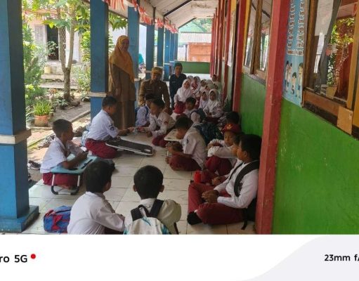 Atap Bocor dan Dinding Rapuh, Siswa SDN Linggarmanah Belajar di Teras Kelas SDN Linggarmanah Subang rusak