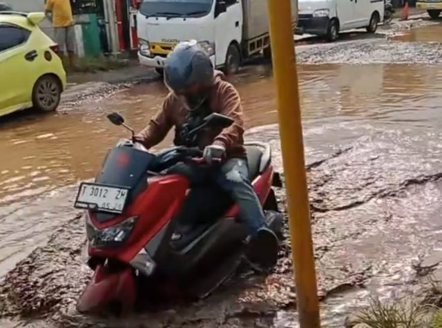 Kondisi Jalan Raya Pagaden Rusak Parah