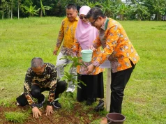 Kepala BNPT RI Hijaukan Subang, Tanam Pohon Simbol Toleransi Kepala BNPT RI tanam pohon