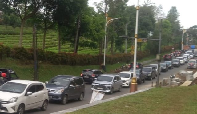 Jalur wisata Ciater Subang macet