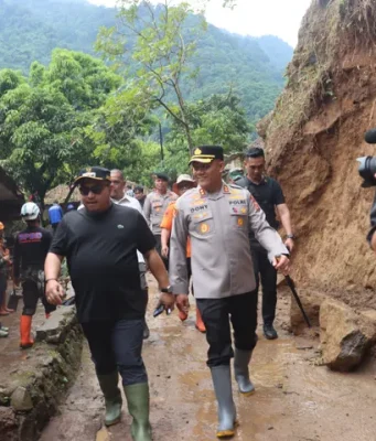 Kapolres dan Bupati Subang Kompak “Satroni” Lokasi Bencana Cisalak Kapolres Subang