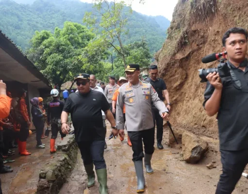 Kapolres dan Bupati Subang Kompak “Satroni” Lokasi Bencana Cisalak Kapolres Subang