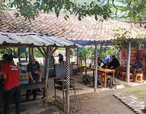 Menikmati Sate Maranggi Kolam Ikan di Cigadung Subang yang Viral Sate Maranggi Cigadung Subang