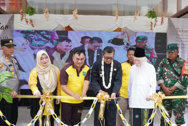 95edfa61-07c4-41af-9626-0939d58ca4be Alun-Alun Compreng