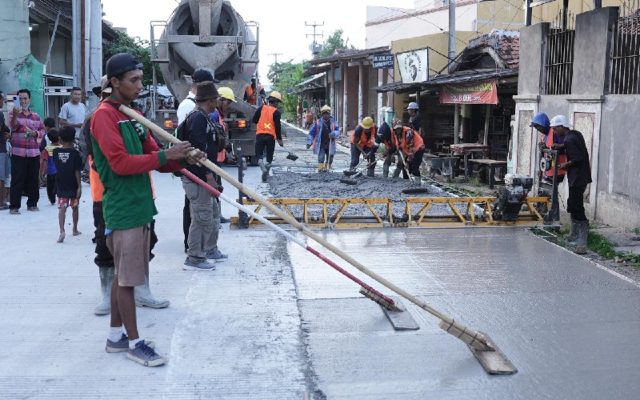 IMG-20251204-WA0215 Bupati Subang targetkan jalan Leucir