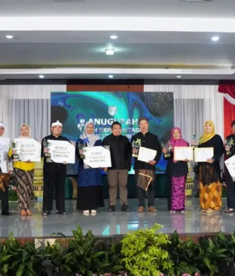 Bupati Reynaldy Serahkan Anugerah ASN Berprestasi Subang 2025 ASN berprestasi Kabupaten Subang 2025