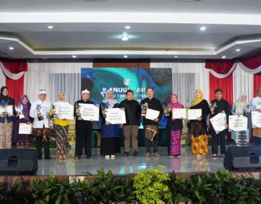 Bupati Reynaldy Serahkan Anugerah ASN Berprestasi Subang 2025 ASN berprestasi Kabupaten Subang 2025