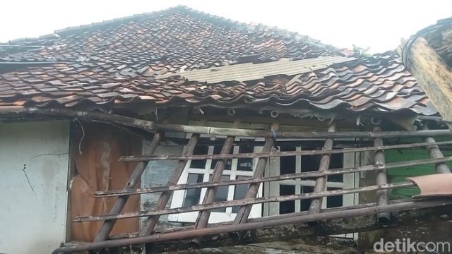 angin-puting-beliung-di-subang-1765260423933_169 Angin Puting Beliung Subang