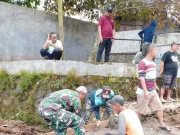 Wujudkan Lingkungan Sehat, Babinsa Jalancagak Subang Turun Tangan Bangun Gorong-Gorong di Curugrendeng Babinsa Jalancagak Bantu Bangun Gorong-gorong