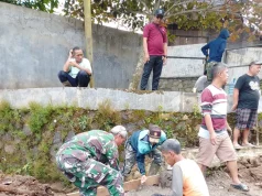Wujudkan Lingkungan Sehat, Babinsa Jalancagak Subang Turun Tangan Bangun Gorong-Gorong di Curugrendeng Babinsa Jalancagak Bantu Bangun Gorong-gorong