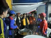 Totalitas! Kang Rey Bermalam di Posko Banjir Pamanukan Demi Pastikan Logistik Warga Aman Bupati Subang bermalam di Pamanukan