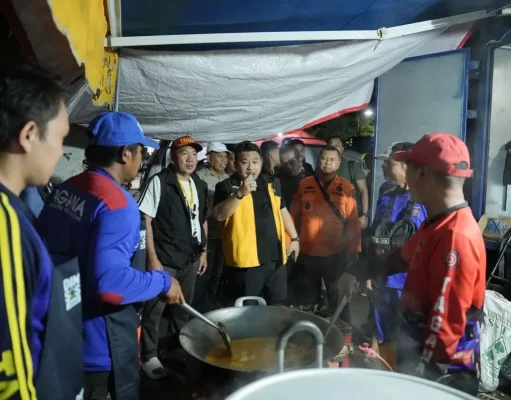Totalitas! Kang Rey Bermalam di Posko Banjir Pamanukan Demi Pastikan Logistik Warga Aman Bupati Subang bermalam di Pamanukan
