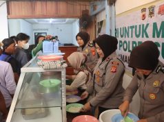 Kapolres Subang Pantau Langsung Program Makan Siang Gratis untuk Ojol dan Warga Program makan siang gratis Polres Subang
