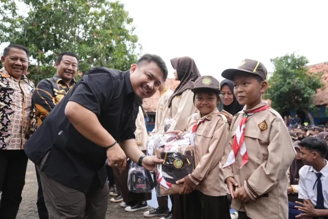 Seragam sekolah gratis Subang