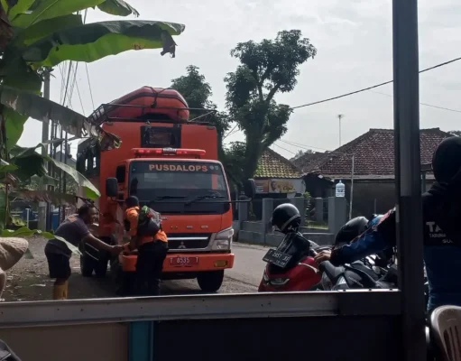 Senja Kelabu di Parunggirang: Kepulangan Darmita yang Terhadang Derasnya Sungai Ciasem