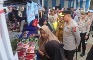 Tekan Inflasi, Gerakan Pangan Murah Polres Subang Diserbu Ratusan Warga Gerakan Pangan Murah Polres Subang