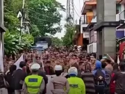 Geruduk Rumah Dedi Mulyadi di Subang, Massa Soroti Jalan Rusak dan Monopoli Proyek demo rumah Dedi Mulyadi Subang