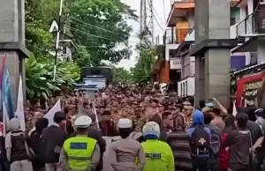 Geruduk Rumah Dedi Mulyadi di Subang, Massa Soroti Jalan Rusak dan Monopoli Proyek demo rumah Dedi Mulyadi Subang