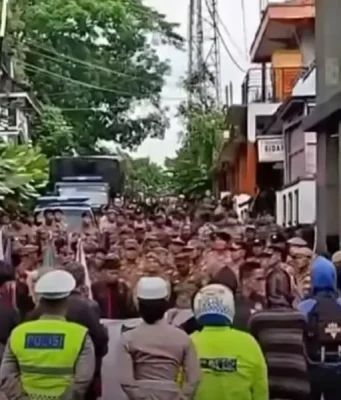 Geruduk Rumah Dedi Mulyadi di Subang, Massa Soroti Jalan Rusak dan Monopoli Proyek demo rumah Dedi Mulyadi Subang