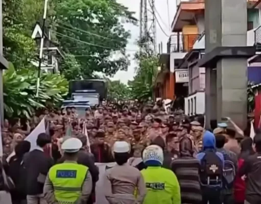 Geruduk Rumah Dedi Mulyadi di Subang, Massa Soroti Jalan Rusak dan Monopoli Proyek demo rumah Dedi Mulyadi Subang