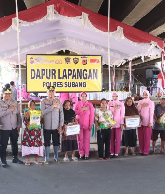 Polres Subang dan Bhayangkari Gerak Cepat, Dirikan Dapur Lapangan hingga Cek Kesehatan Korban Banjir Pamanukan Polres Subang tanggap banjir