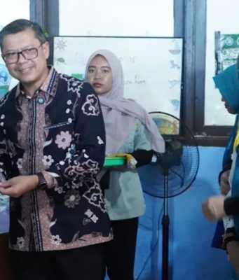 Wabup Subang Bagikan Kacamata Gratis untuk Siswa SD dan SMP Kacamata Gratis untuk Siswa Subang