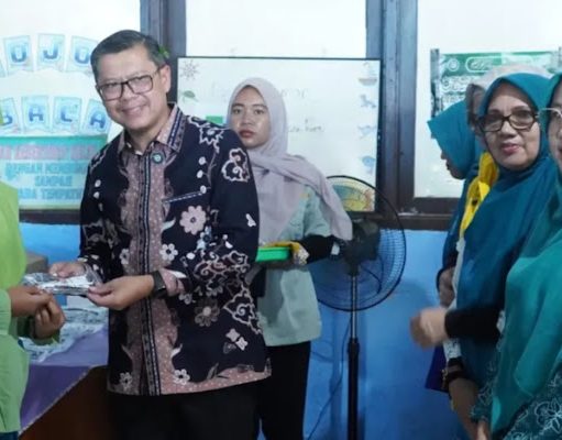 Wabup Subang Bagikan Kacamata Gratis untuk Siswa SD dan SMP Kacamata Gratis untuk Siswa Subang