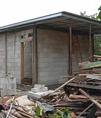 Kapolres Subang Bantu Nenek Ahmi Renovasi Rumah di Pagaden Barat