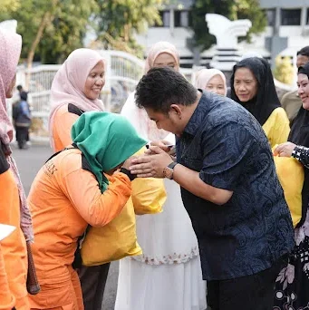 Bupati Subang Salurkan Bantuan Pribadi untuk 276 Petugas Kebersihan Bupati Subang