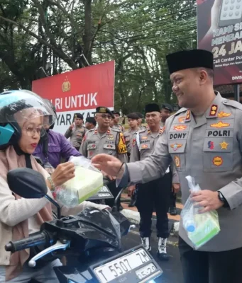 Kapolres Subang Pimpin Pembagian Takjil untuk Masyarakat di Bulan Ramadan pembagian takjil