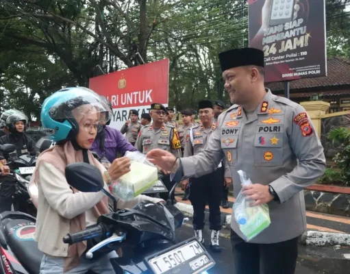 Kapolres Subang Pimpin Pembagian Takjil untuk Masyarakat di Bulan Ramadan pembagian takjil