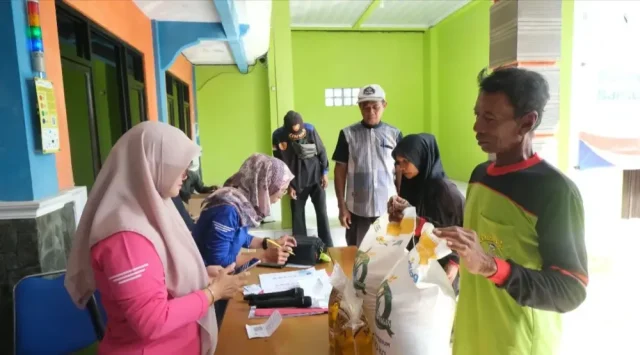 Penyaluran Bantuan Pangan di Subang