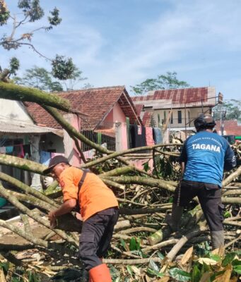 Angin Puting Beliung Jalancagak Rusak Ratusan Rumah di Subang Angin Puting Beliung Jalancagak