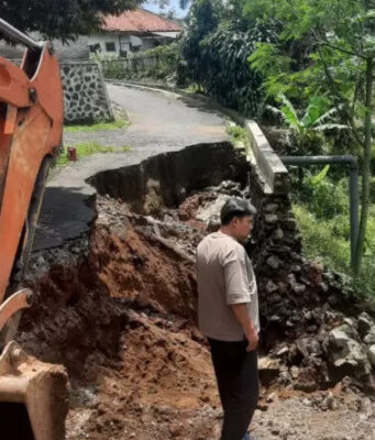 Respon Cepat PUPR Subang Tangani Longsor di Jalancagak Longsor Jalancagak Subang