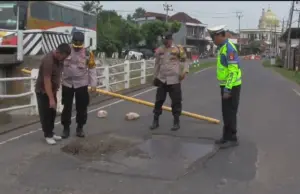 Jembatan Cijoged Subang Nyaris Ambruk, Polisi Tutup Jalur Utama Jembatan Cijoged Subang