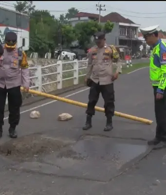 Jembatan Cijoged Subang Nyaris Ambruk, Polisi Tutup Jalur Utama Jembatan Cijoged Subang